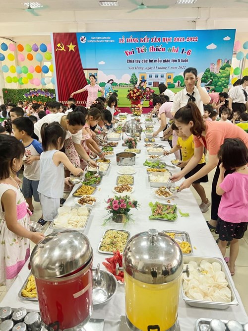 Trường MN Việt Hưng tổ chức tiệc buffet cho trẻ nhân dịp Tổng kết năm học 2021 -2022 và Vui tết thiếu nhi 1/6.