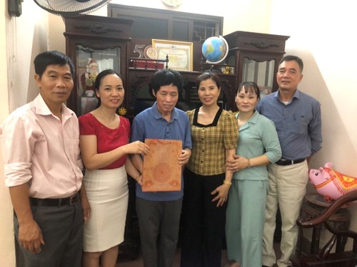 Trường mầm non Việt Hưng thăm và tặng quà gia đình chính sách trên địa bàn phường Việt Hưng