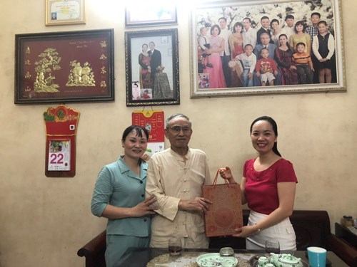 Công đoàn trường mầm non Việt Hưng thăm và tặng quà gia đình giáo viên có công với cách mạng nhân ngày 27 tháng 7