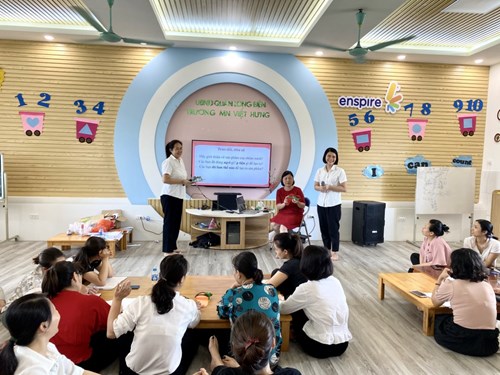 Trường MN Việt Hưng tổ chức tập huấn phương pháp giáo dục Steam cho CBGV nhà trường năm học 2022-2023.
