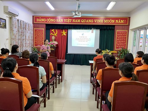Trường MN Việt Hưng tổ chức tập huấn cho CBGVNV về công tác “Phòng, chống tai nạn thương tích trong trường mầm non  năm học 2022-2023.