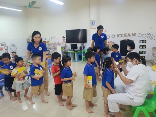 Trường MN Việt Hưng tổ chức khám sức khỏe định kỳ cho trẻ đầu năm học 2022-2023.