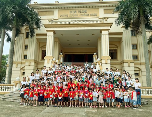 Trường mầm non Việt Hưng tổ chức hoạt động ngoại khóa cho trẻ tại Bảo tàng Phòng không không quân và Nhà hát Múa rối nước Việt Nam