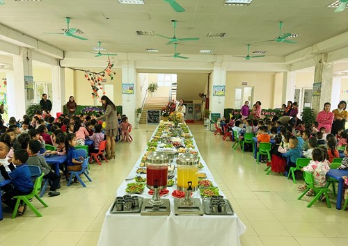 Trường mầm non Việt Hưng tổ chức hoạt động trải nghiệm: “ Tiệc Buffet của bé” chào mừng ngày 20/10