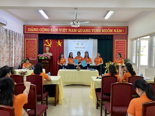 Trường mầm non Việt Hưng tổ chức hội nghị viên chức, người lao động năm học 2022-2023
