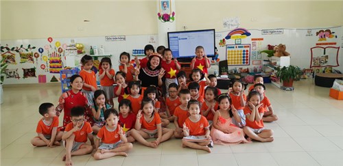 Cô giáo Nguyễn Thị Thương cùng  các bạn nhỏ lớp MGN B1 trường mầm non Việt Hưng với giờ GDAN:  Vận động   Đêm qua em mơ gặp Bác Hồ .