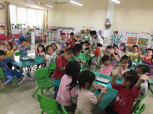 Các bé lớp MGN B2 trường mầm non Việt Hưng trong ngày Tết Hàn Thực.