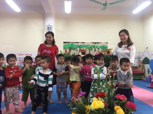Các bé lớp MGB C1 trường mầm non Việt Hưng với giờ học LQVH: Truyện  Bác Gấu đen và hai chú thỏ 