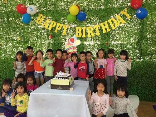 Không khí vui tươi, hào hứng trong bữa tiệc buffet chào mừng các bạn nhỏ có sinh nhật tháng 4 năm 2018 của trường mầm non Việt Hưng.