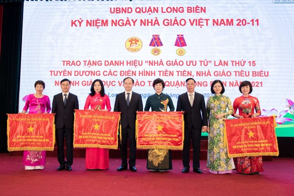 Ngành GD&ĐT Quận Long Biên tổ chức Lễ tuyên dương khen thưởng  các điển hình tiên tiến, nhà giáo mẫu mực tiêu biểu năm 2021