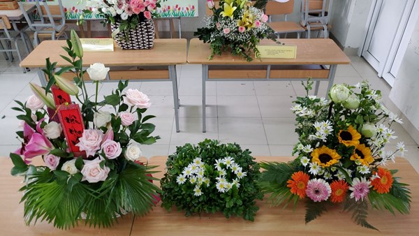 Học sinh khối 4 trường Tiểu học Ái Mộ A thi cắm hoa nghệ thuật chào mừng ngày nhà giáo Việt Nam