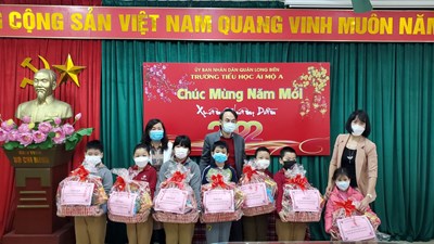 Trường Tiểu học Ái Mộ A tổ chức tặng quà cho học sinh có hoàn cảnh khó khăn, gia đình chính sách nhân dịp Tết nguyên đán Nhâm Dần