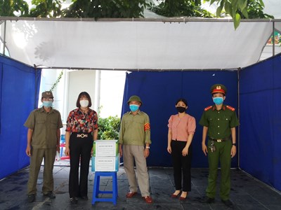 Trường THCS Bồ Đề, góp sức chung tay cùng cả nước đẩy lùi dịch bệnh Covid-19. Tặng quà chia sẻ, động viên các lực lượng kiểm soát phòng, chống dịch bệnh tại phường Bồ Đề, quận Long Biên, TP Hà Nội.