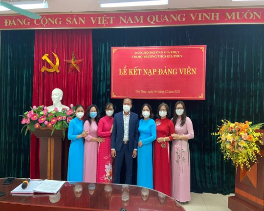 Chi bộ Trường THCS Gia Thuỵ - quận Long Biên - thành phố Hà Nội, trang trọng tổ chức Lễ kết nạp đảng viên mới