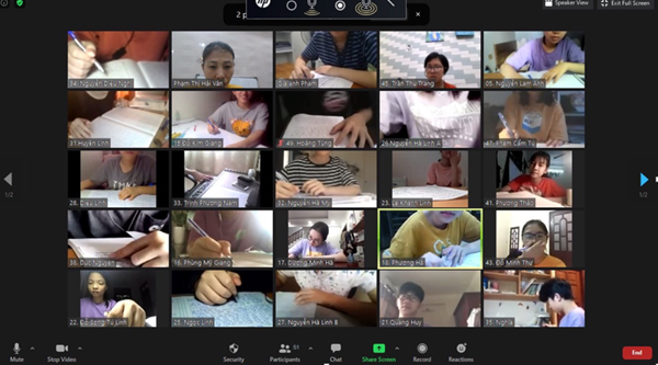 Học sinh lớp 9 trường THCS Gia Thụy Long Biên tham gia thi khảo sát trực tuyến 