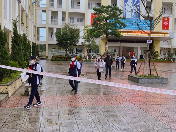 Trường THCS Ngọc Thụy đón học sinh đi học trở lại.