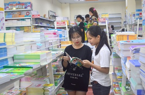 Bộ GD&ĐT yêu cầu giảm giá sách giáo khoa, không ép buộc học sinh, phụ huynh mua sách tham khảo