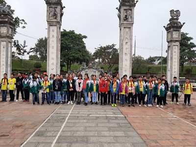 Học sinh trường THCS Sài Đồng tham quan di tích lịch sử đền Trấn Vũ và đình Thổ Khối Quận Long Biên