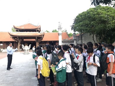 Buổi tham quan di tích lịch sử địa phương của các em học sinh khối 6  trường THCS Sài Đồng tại Đình Lệ Mật và Đình Thổ Khối.
