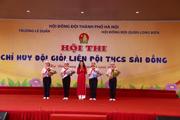 Màn đồng diễn chào mừng Hội thi Chỉ huy Đội giỏi cấp Thành Phố tại Liên đội THCS Sài Đồng, quận Long Biên