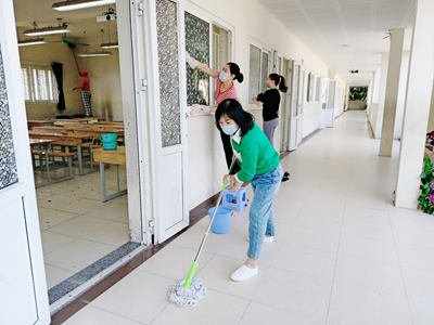 Trường THCS Sài Đồng Tổng vệ sinh trường lớp sau khi phun thuốc khử khuẩn