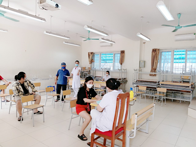 Trường thcs sài đồng phối hợp với trạm y tế  tiêm vắcxin phòng  covid - 19 cho người dân phường sài đồng