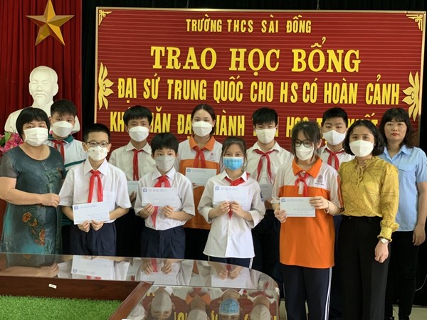  Trường THCS Sài Đồng đã tổ chức buổi lễ trao học bổng của Đại sứ Trung Quốc cho những học sinh có hoàn cảnh khó khăn