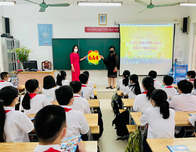 Hân hoan niềm vui của các em học sinh lớp 6 trường THCS Sài Đồng trong ngày đầu tiên đến trường.