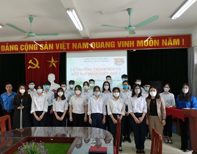 Chúc mừng những đoàn viên mới của chi đoàn trường THCS Sài Đồng