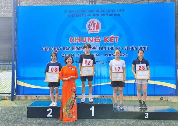 Trần Tú Nhi - Cô gái vàng của lớp 9A6 Trường THCS Sài Đồng  đã vinh dự đạt giải Nhất cá nhân nữ cấp Quận chung kết chạy báo Hà Nội mới lần thứ 47 “ Vì hòa bình” năm 2022