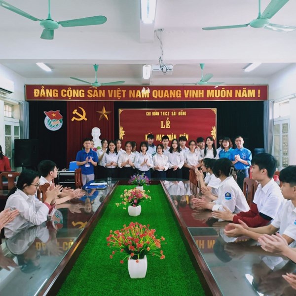 Lễ kết nạp Đoàn viên mới của chi Đoàn Trường THCS Sài Đồng 
