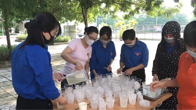 Trường THCS Thượng Thanh hỗ trợ điểm tiêm vacxin phòng, chống Covid 19
