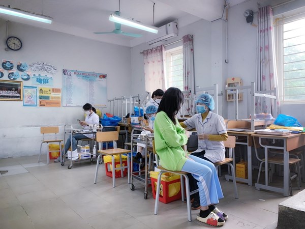 Buổi đầu tổ chức tiêm vaccine phòng Covid-19 cho học sinh khối 9 tại trường THCS Thượng Thanh an toàn, hiệu quả !