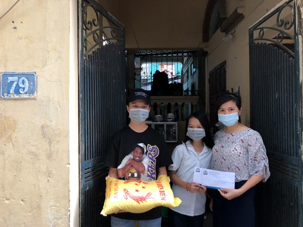 Một túi quà - Ngàn yêu thương. Trường THCS Thượng Thanh tặng quà gia đình các học sinh có hoàn cảnh khó khăn chịu ảnh hưởng bởi dịch bệnh Covid-19