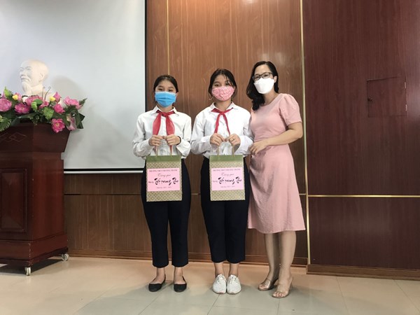 Trường THCS Thượng Thanh trao quà Trung thu cho học sinh thuộc diện nghèo, cận nghèo năm học 2021-2022
