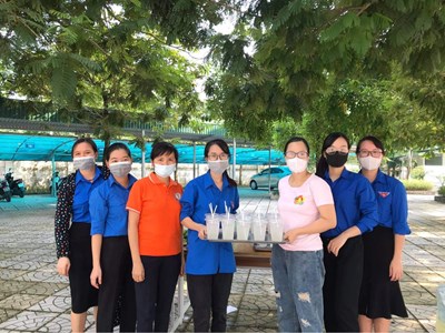 Cán bộ giáo viên, nhân viên, đoàn viên trường THCS Thượng Thanh ra quân hỗ trợ nhân viên y tế công tác tiêm phòng dịch Covid 19 