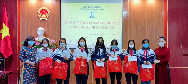 Trường THCS Thượng Thanh trao tặng quà tết cho các học sinh thuộc diện hộ nghèo, cận nghèo và hoàn cảnh khó khăn nhân dịp Tết Nguyên đán Nhâm Dần 2022.