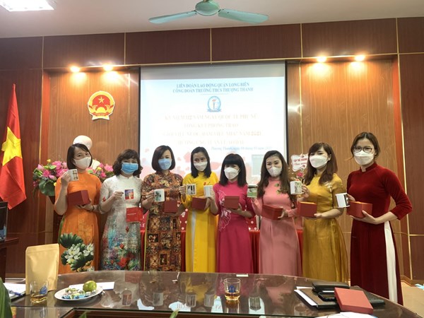        Công đoàn trường THCS Thượng Thanh long trọng tổ chức kỉ niệm 112 năm ngày quốc tế phụ nữ (08/03/1910- 08/03/2022), 1982 năm cuộc khởi nghĩa Hai Bà Trưng và phát động tuần lễ áo dài năm 2022.