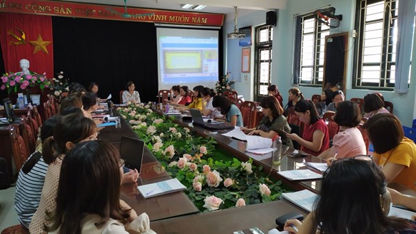 Buổi báo cáo bài dự thi E-learning cấp Thành phố trước HĐSP của Đ/c Phạm Thị Thanh Mai (Môn Lịch sử) và Đ/c Trần Thu Thủy (Môn Ngữ văn)