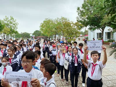 Học sinh khối 6 trường THCS Thượng Thanh tích cực viết bài thu hoạch sau chuyến tham quan đi tích lịch sử địa phương