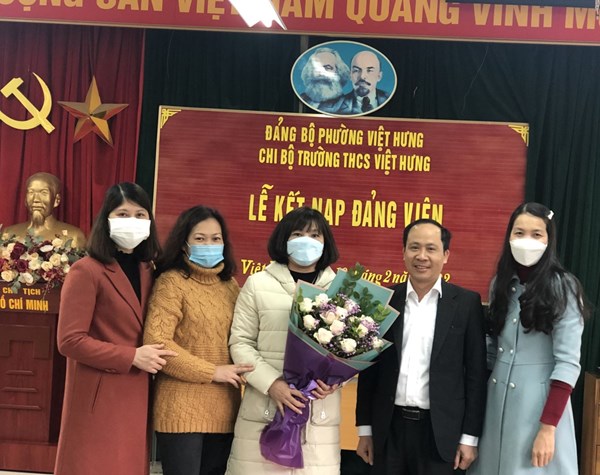 Trường THCS Việt Hưng tổ chức lễ kết nạp Đảng viên mới năm 2022