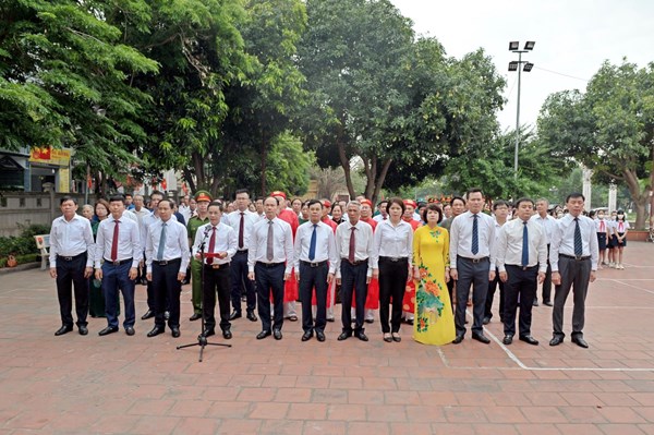Các đồng chí lãnh đạo Quận Long Biên, phường Việt Hưng cùng nhân dân dâng hoa tưởng niệm Chủ tịch Hồ Chí Minh