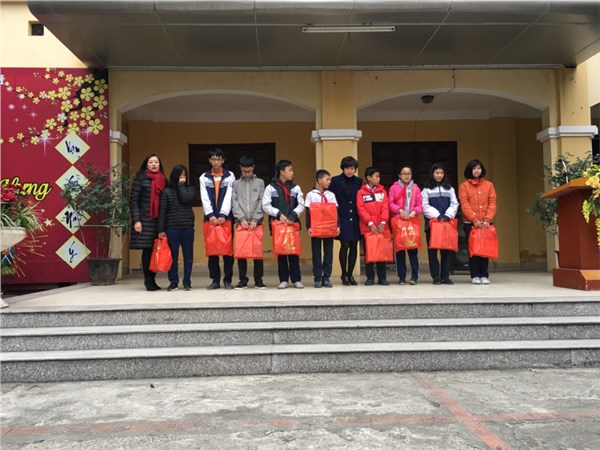 Trường THCS Việt Hưng tổ chức trao quà Tết cho các học sinh có hoàn cảnh khó khăn