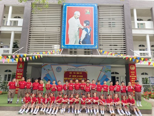 Học sinh Khối 5 nhiệt tình hưởng ứng các phong trào thi đua  chào mừng kỉ niệm 40 năm ngày Nhà giáo Việt Nam
