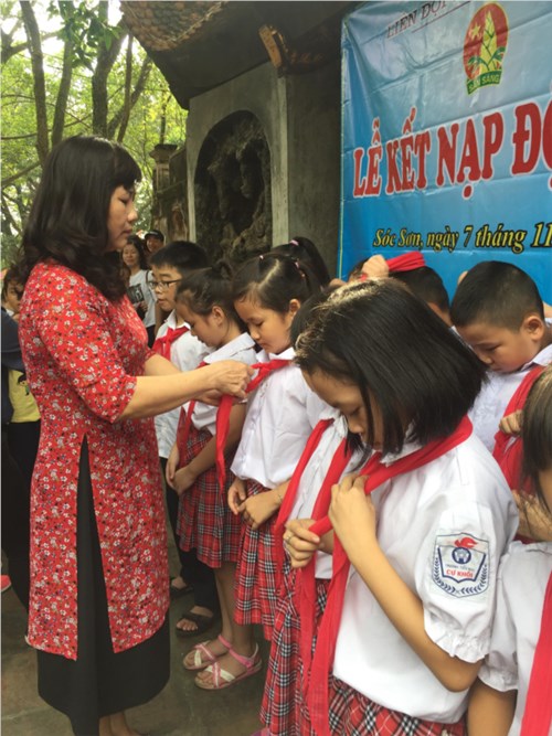 Liên đội Tiểu học Cự Khối tổ chức kết nạp đội viên
 tại khu di tích lịch sử quốc gia đền Gióng - Sóc Sơn, Hà Nội
