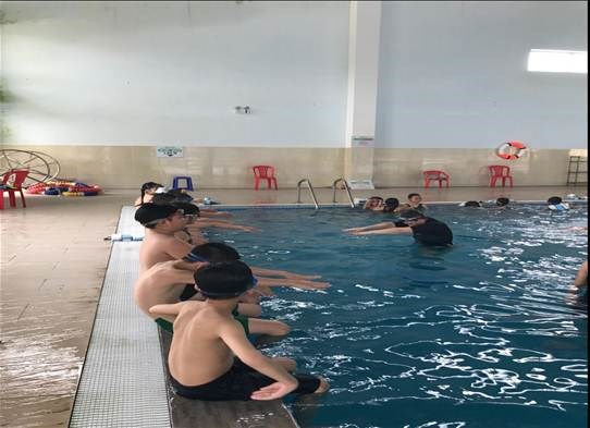 Học sinh tiểu học đức giang với khóa học bơi phòng chống đuối nước