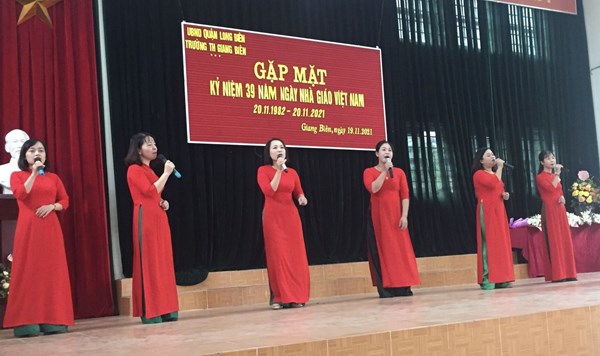 Giáo viên trường Tiểu học Giang Biên với đam mê truyền lửa cho học trò
