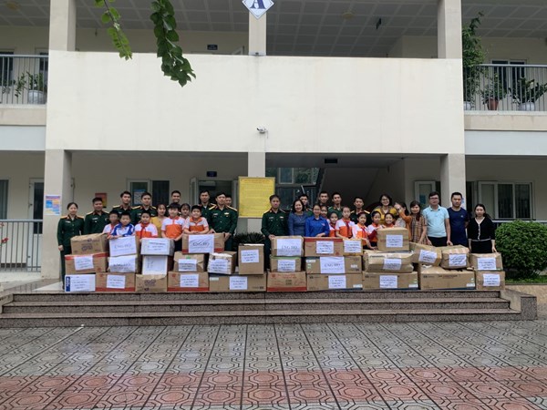 Trường tiểu học Gia Thượng ủng hộ đồng bào miền Trung lũ lụt