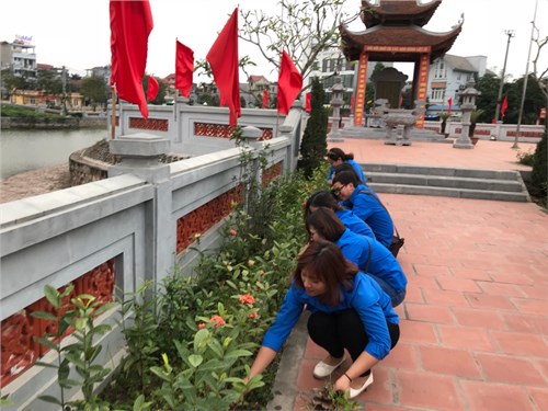 Chi đoàn trường Tiểu học Gia Thượng tham gia dọn vệ sinh, thực hiện công trình phần việc thanh niên cấp Chi đoàn tại Đài tưởng niệm phường Ngọc Thụy