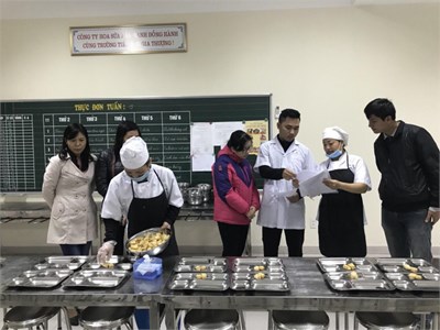 Trường Tiểu học Gia Thượng phối hợp với cha mẹ học sinh kiểm tra an toàn thực phẩm tại bếp ăn nhà trường